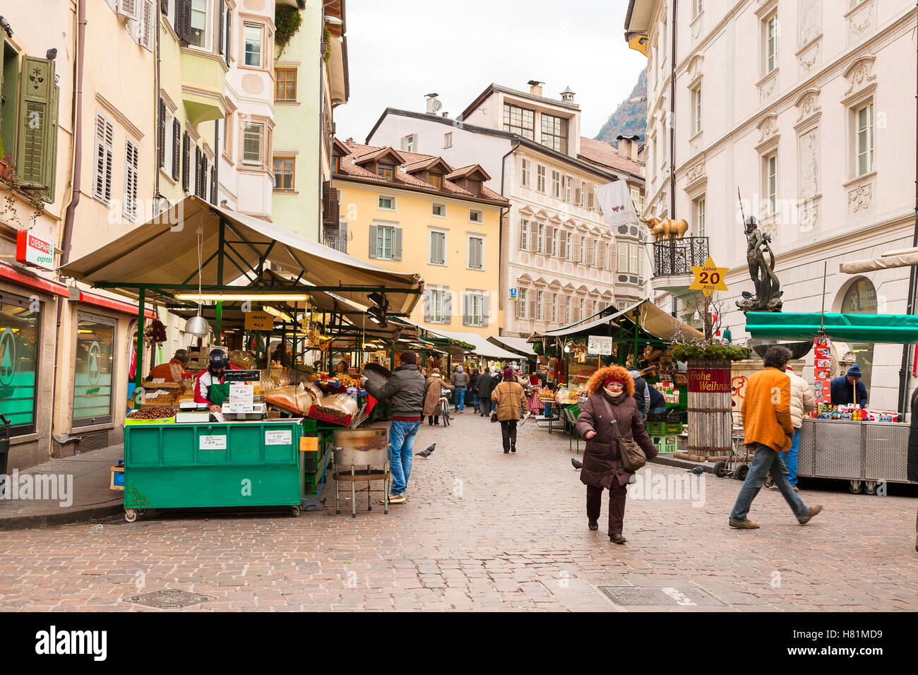 Marché de Noël, à Piazza delle Erbe Bolzano, Trentin-Haut-Adige, Italie, Europe Banque D'Images