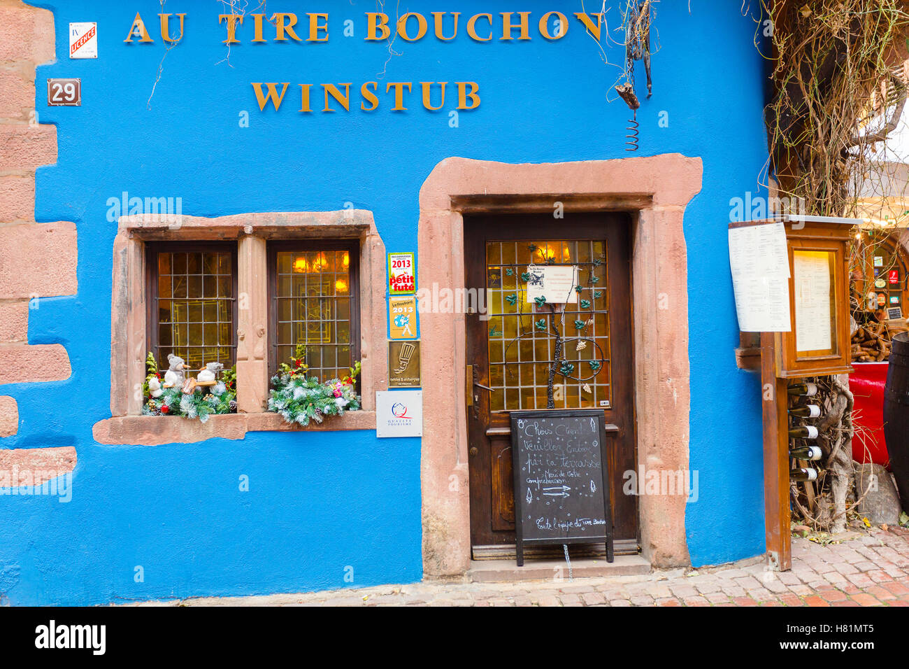 Façade du restaurant typique à Riquewihr, route des vins, Alsace, France Banque D'Images