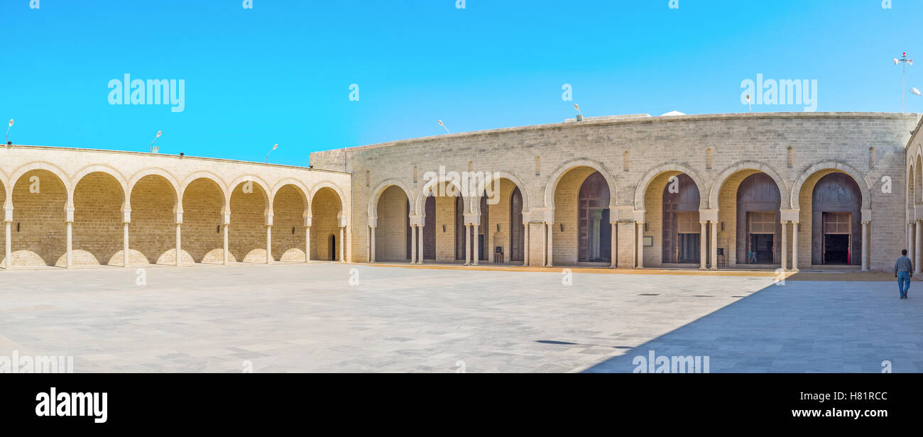 La cour en pierre jaune de la Grande Mosquée de Mahdia, Tunisie Photo ...