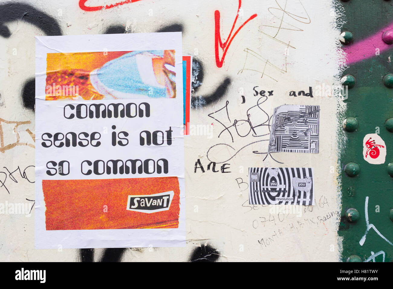 Street Art Poster Fixe Au Mur Avec Citation De Voltaire Bon Sens N Est Pas Si Commun A Partir D Artiste De Rue Savant Photo Stock Alamy Street Art Poster Fixe Au Mur Avec Citation De Voltaire Bon Sens N Est Pas Si Commun A Partir D Artiste De Rue Savant Photo Stock Alamy