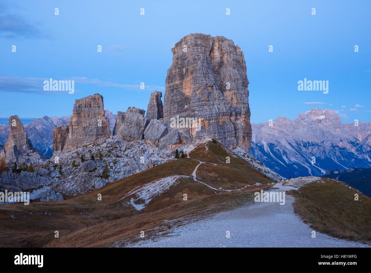 Cinque Torri rock formation sous soleil du soir, dolomite, Alpes, Italie Banque D'Images