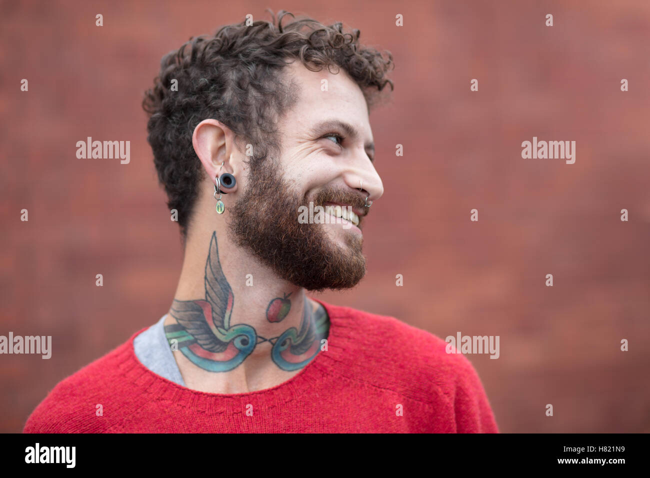 Portrait d'un homme tatoué dans son 30s Banque D'Images