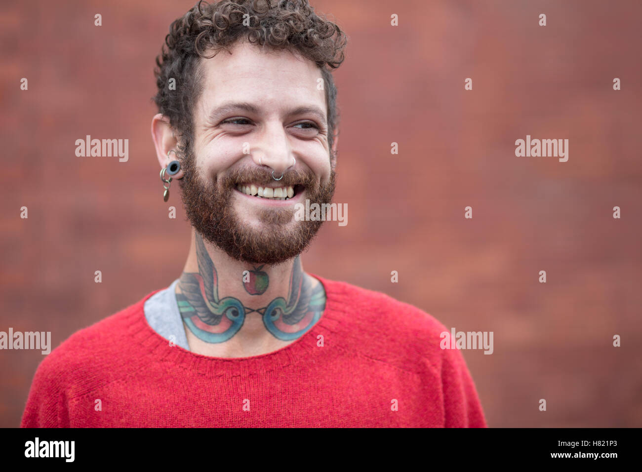 Portrait d'un homme tatoué dans son 30s Banque D'Images