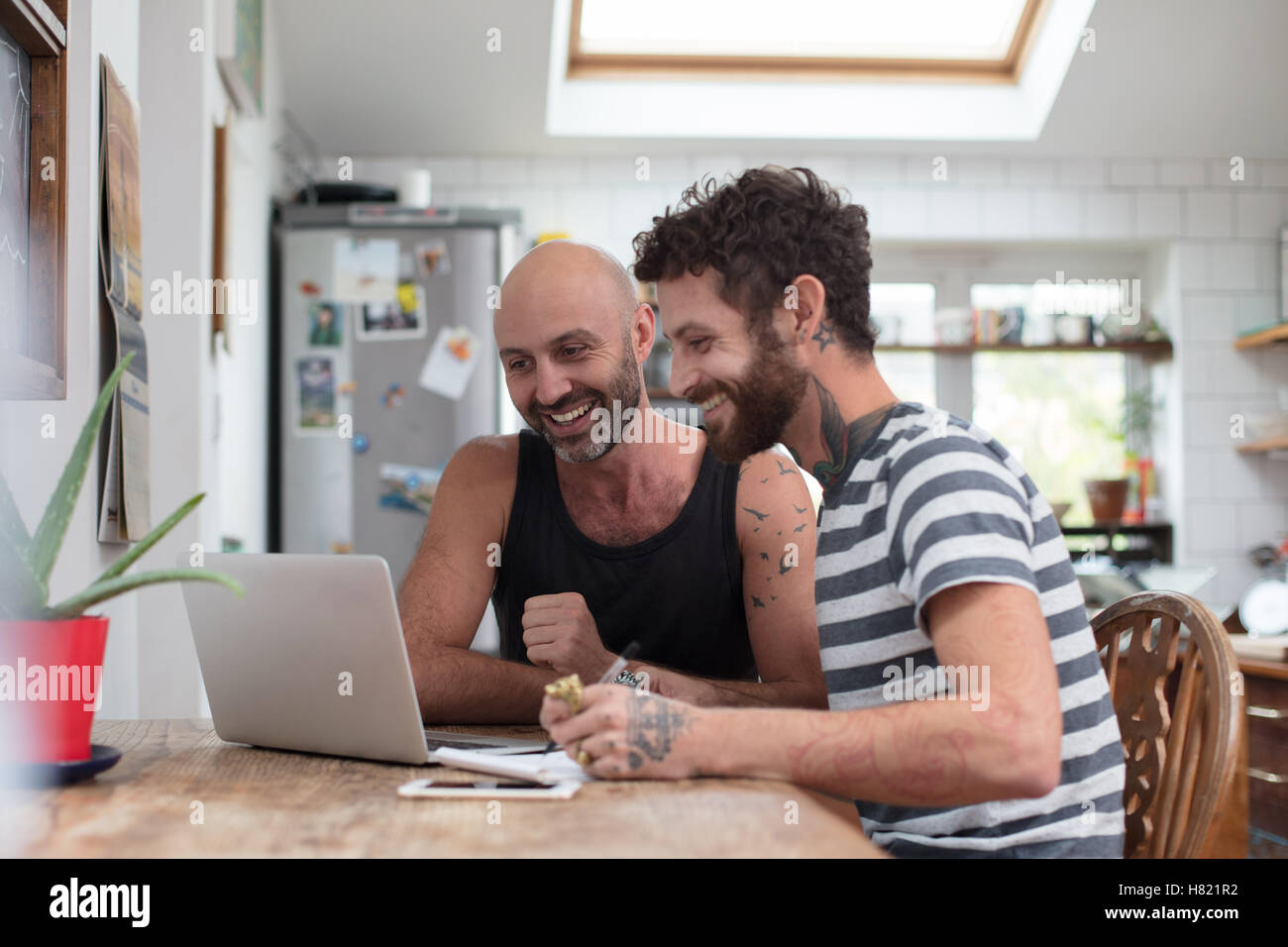 Couple gay dans la cuisine Banque D'Images