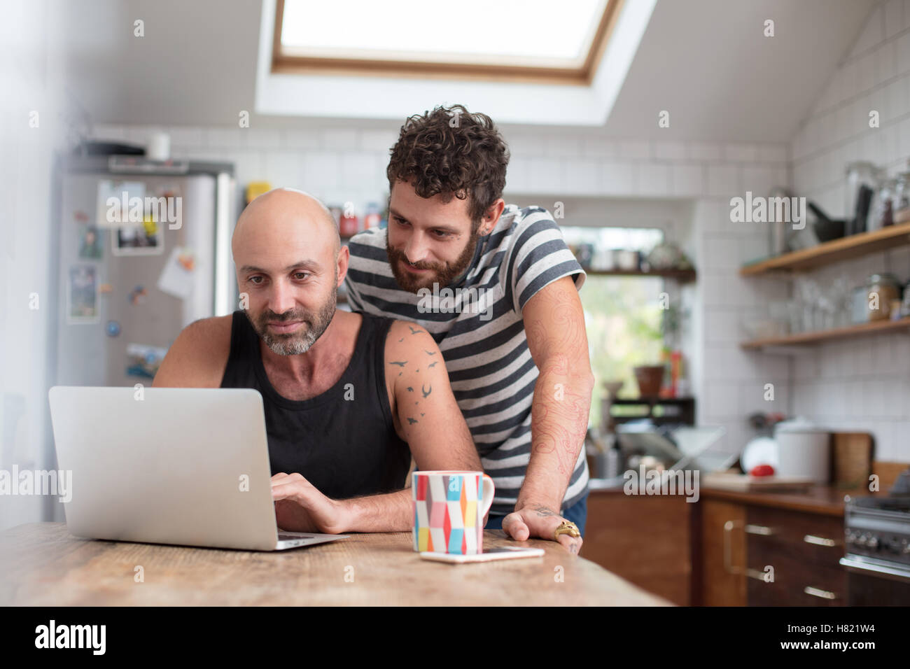 Couple gay dans la cuisine Banque D'Images