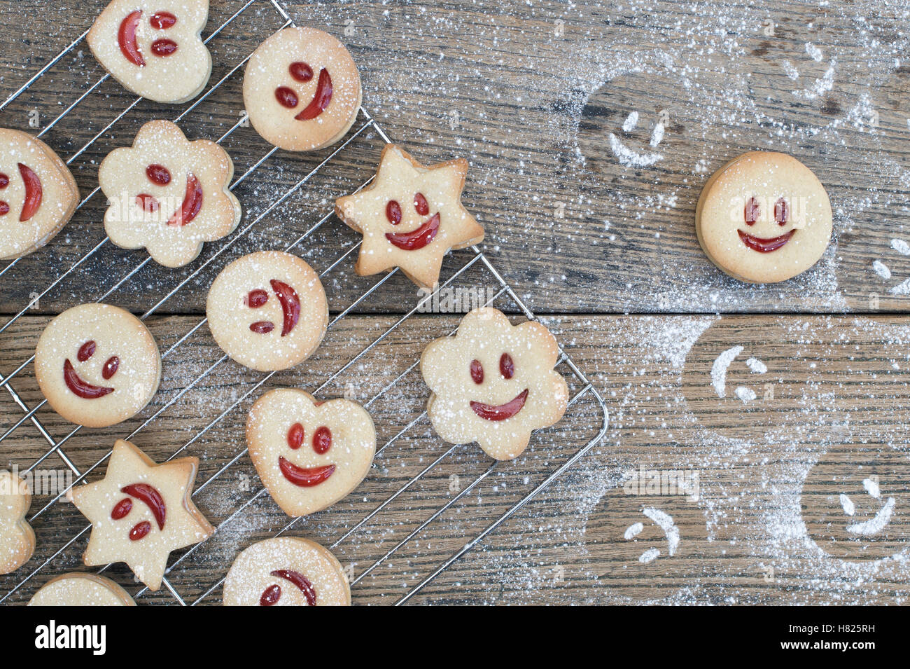 Jammie Dodgers fait maison. Biscuits au visage souriant et sucre glace impressions sur bois Banque D'Images