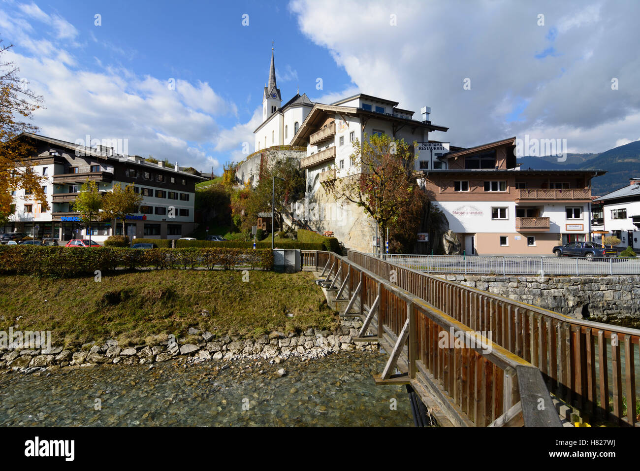 Kaprun : église, stream Kapruner Ache, Tyrol, Salzbourg, Autriche Banque D'Images