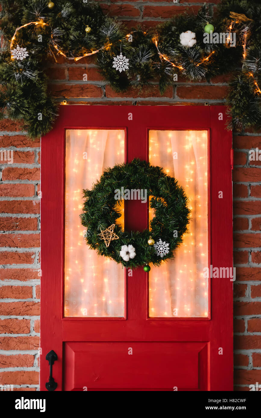 Couronne de Noël sur la porte rouge Banque D'Images