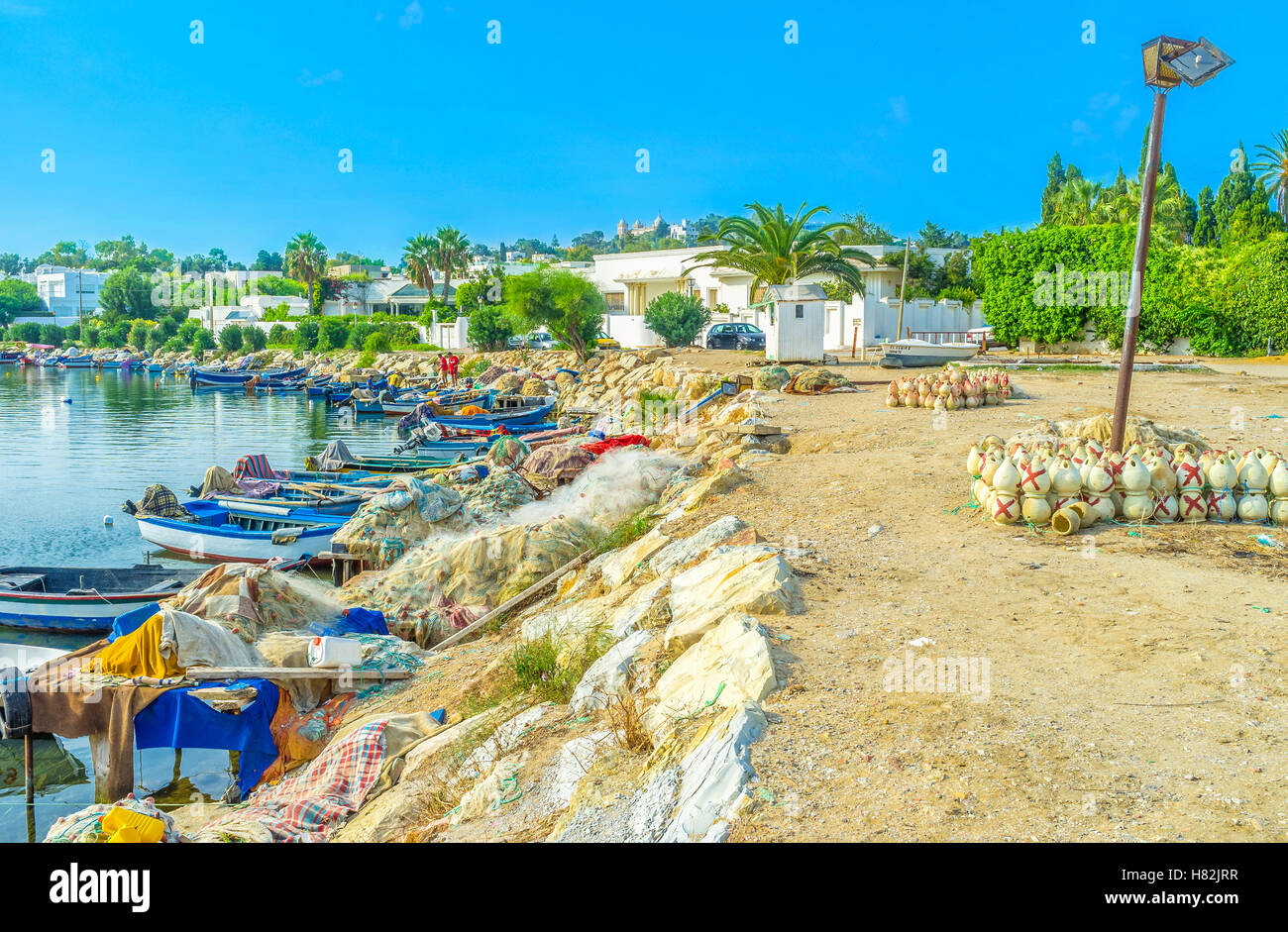 L'ancien port punique de nos jours est devenu le village port de pêche avec des bateaux colorés, Carthage, Tunisie Banque D'Images