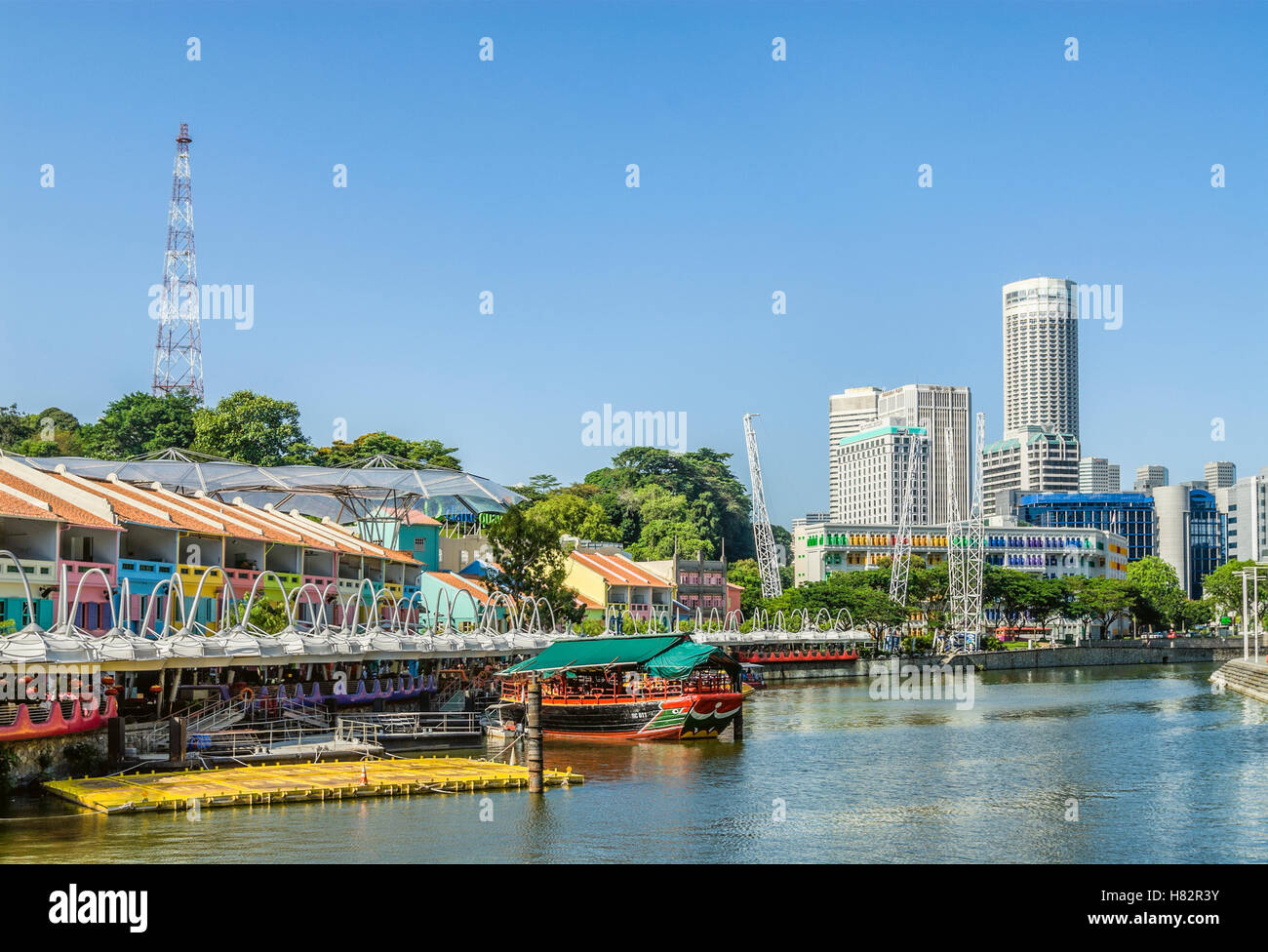 Bateau touristique à Clarke Quay, sur la rivière Singapore, Singapour Banque D'Images