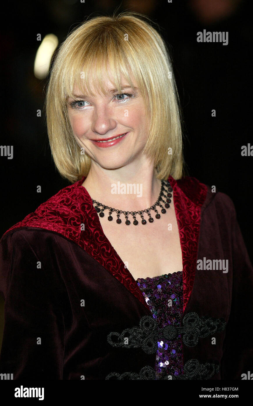 JANE HORROCKS MEURS UN AUTRE JOUR (JAMES BOND) PREMIERE LONDON Royal Albert Hall Londres Angleterre 18 Novembre 2002 Banque D'Images