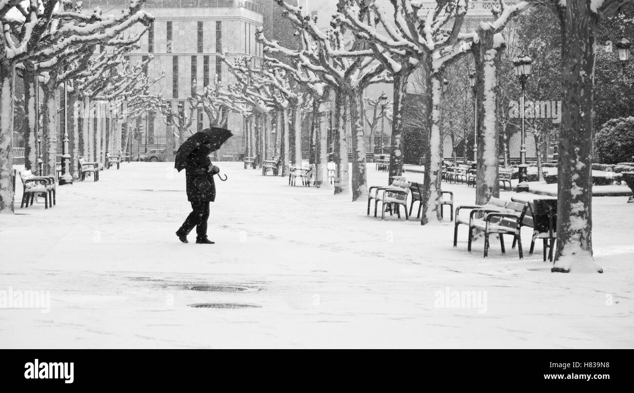 Homme avec parapluie sous la pluie, l'hiver et le froid Banque D'Images
