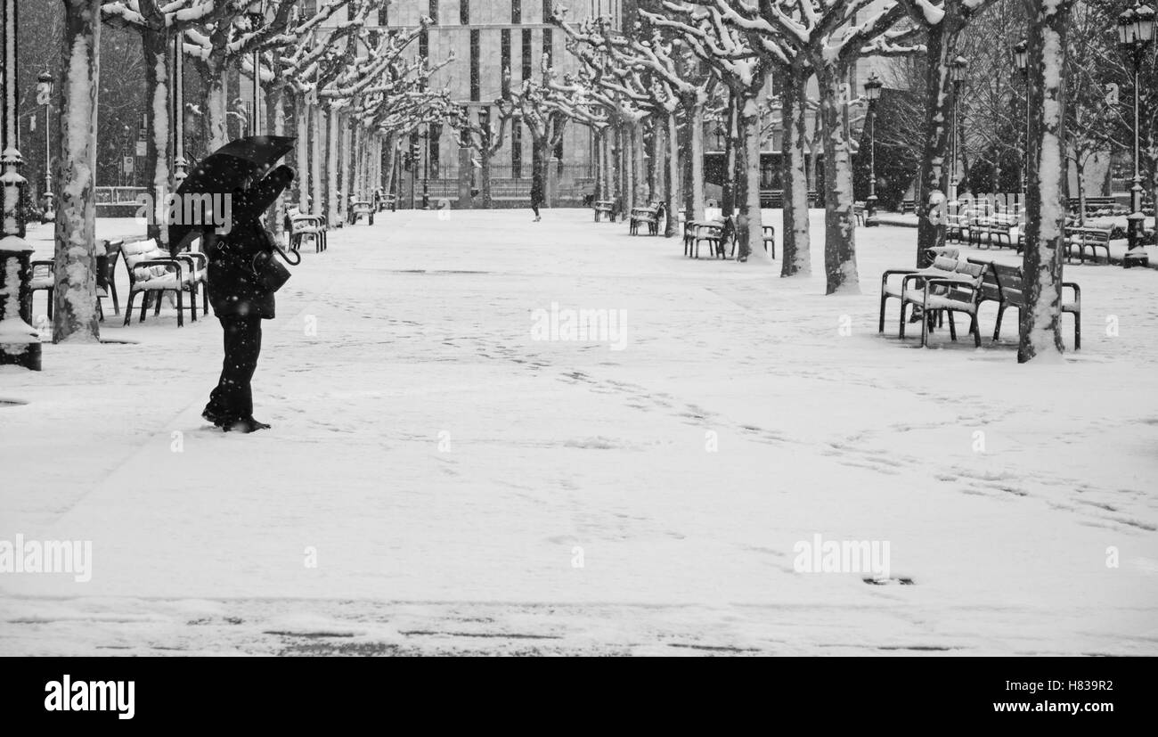 Homme avec parapluie sous la pluie, l'hiver et le froid Banque D'Images