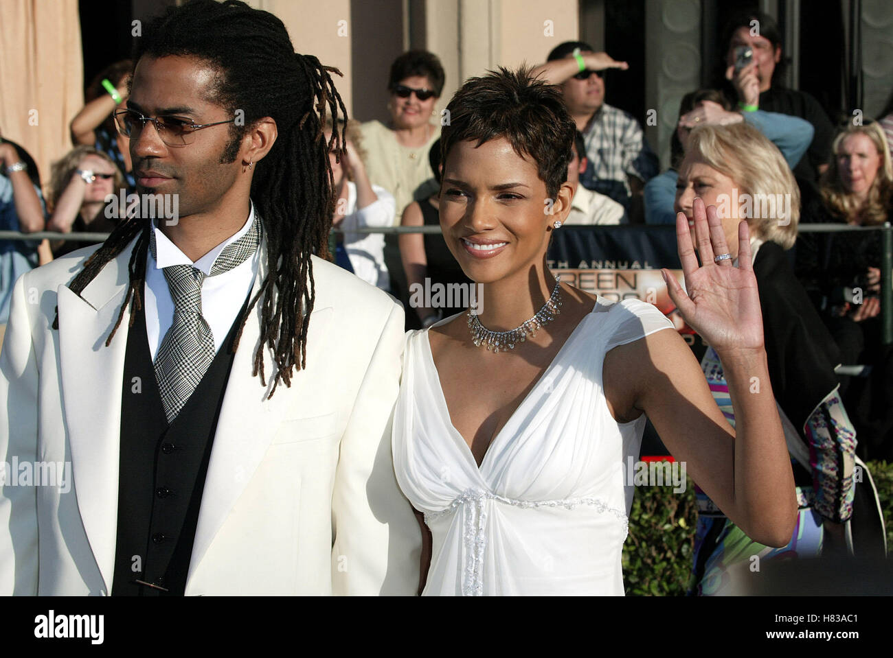 HALLE BERRY et ERIC BENET 8ÈME Screen Actors Guild Awards arrivants Shrine Auditorium LOS ANGELES USA 10 Mars 2002 Banque D'Images