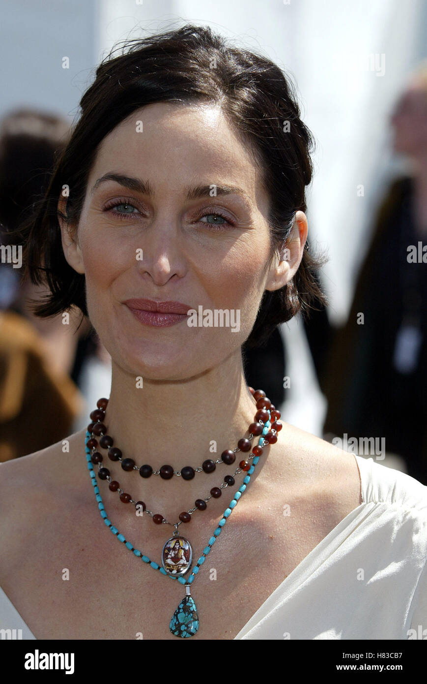 CARRIE-ANNE MOSS 17ÈME Independent Spirit Awards à SANTA MONICA BEACH LOS ANGELES USA 23 Mars 2002 Banque D'Images