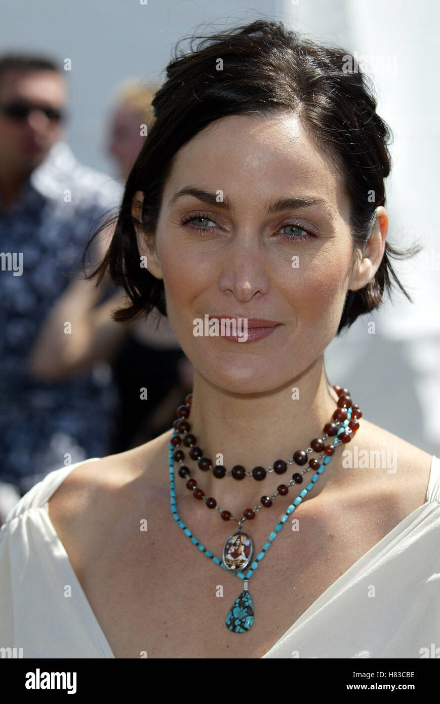 CARRIE-ANNE MOSS 17ÈME Independent Spirit Awards à SANTA MONICA BEACH LOS ANGELES USA 23 Mars 2002 Banque D'Images