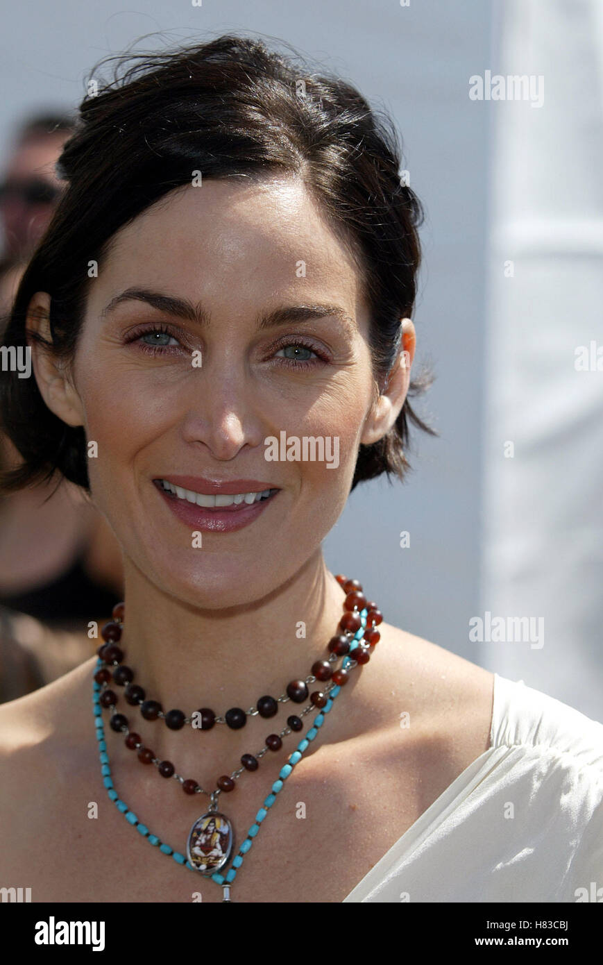 CARRIE-ANNE MOSS 17ÈME Independent Spirit Awards à SANTA MONICA BEACH LOS ANGELES USA 23 Mars 2002 Banque D'Images