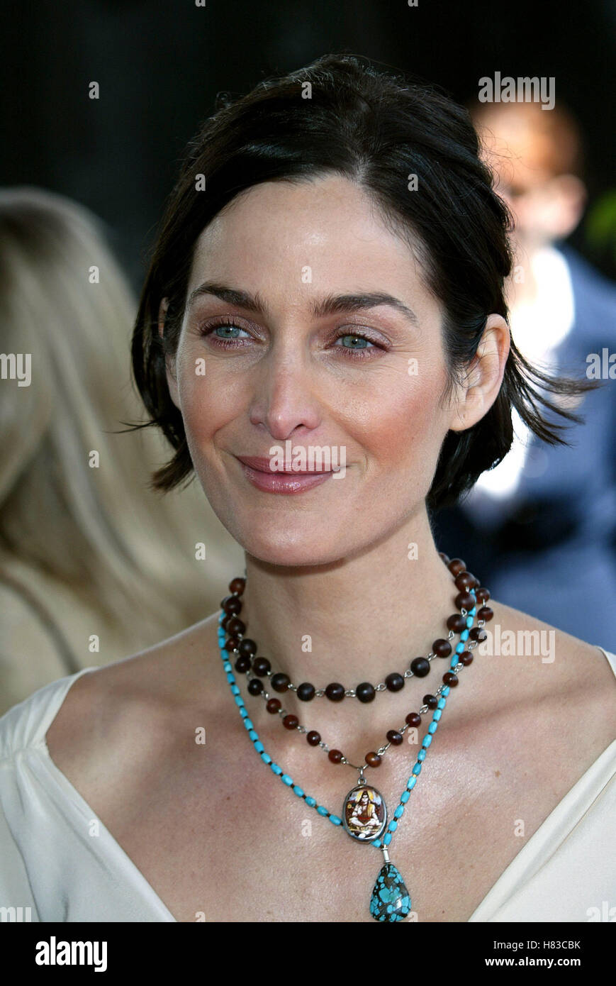 CARRIE-ANNE MOSS 17ÈME Independent Spirit Awards à SANTA MONICA BEACH LOS ANGELES USA 23 Mars 2002 Banque D'Images