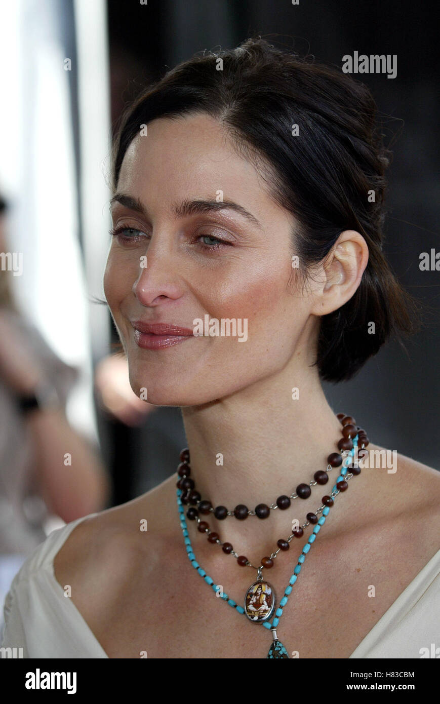 CARRIE-ANNE MOSS 17ÈME Independent Spirit Awards à SANTA MONICA BEACH LOS ANGELES USA 23 Mars 2002 Banque D'Images