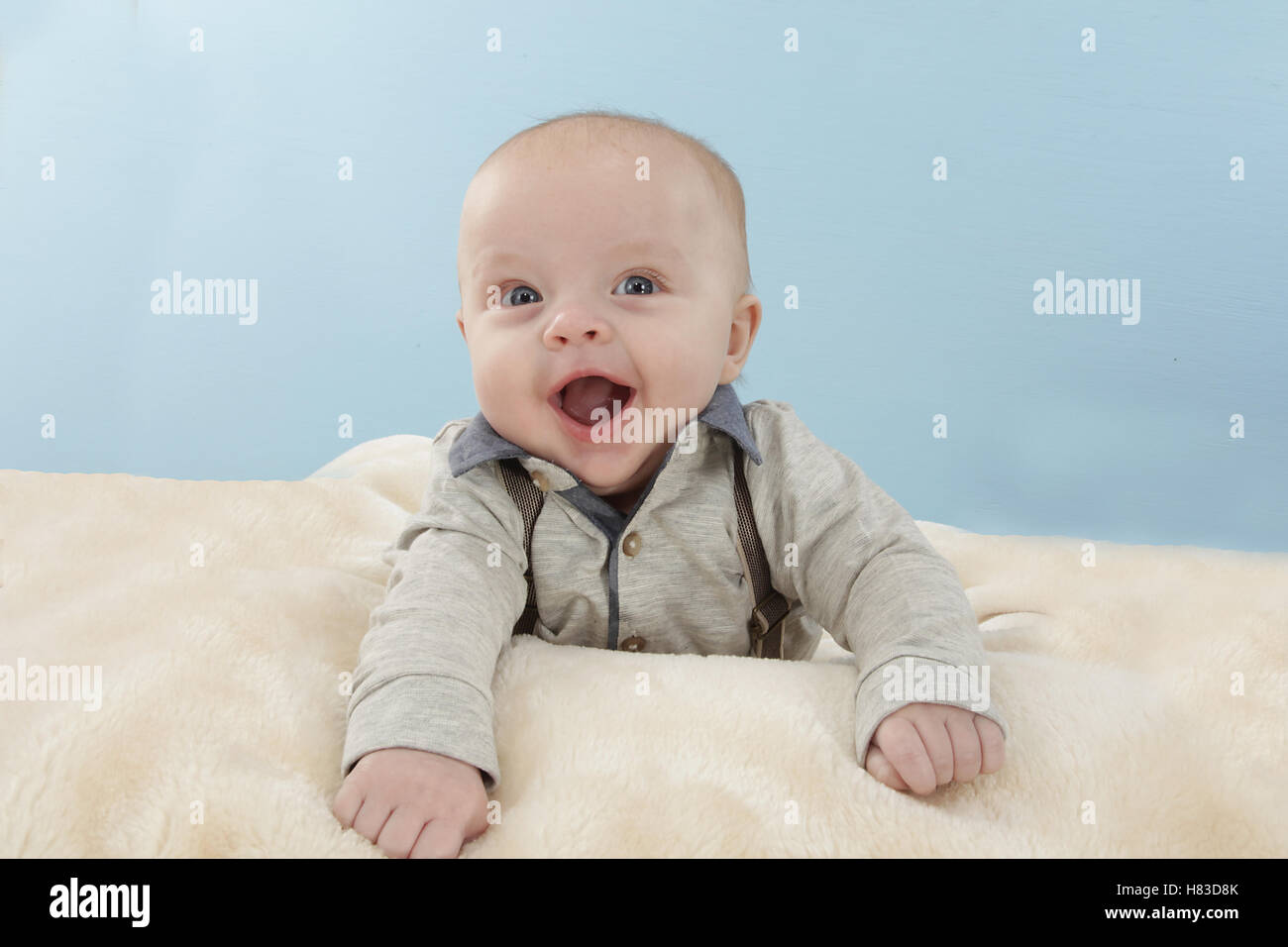 Petit garçon bébé rire et jouer sur une couverture, Banque D'Images