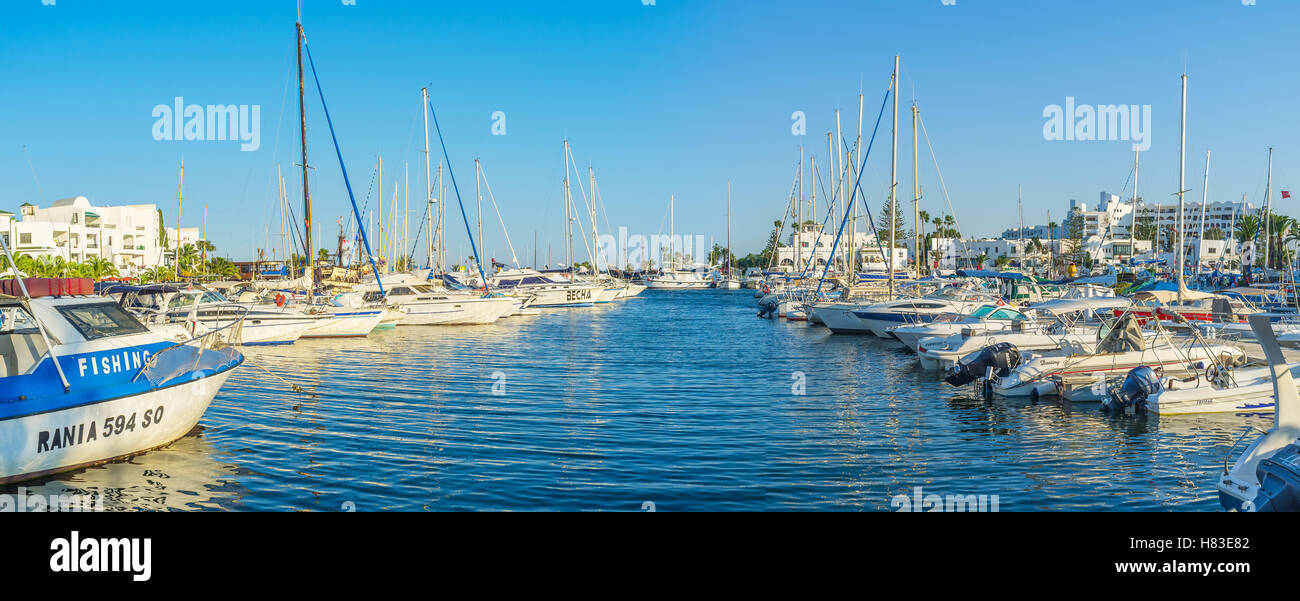 Le port est plein de petits bateaux de pêche, des yachts de luxe et de navires de tourisme, Al Sousse, Tunisie Banque D'Images
