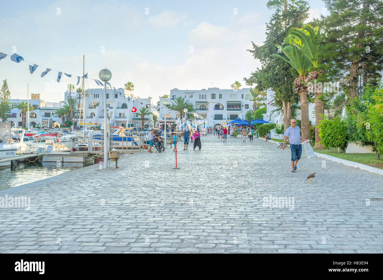 La vie à port commence dans la soirée quand la brise fraîche aide à relaxer après la journée chaude, Al Sousse, Tunisie Banque D'Images