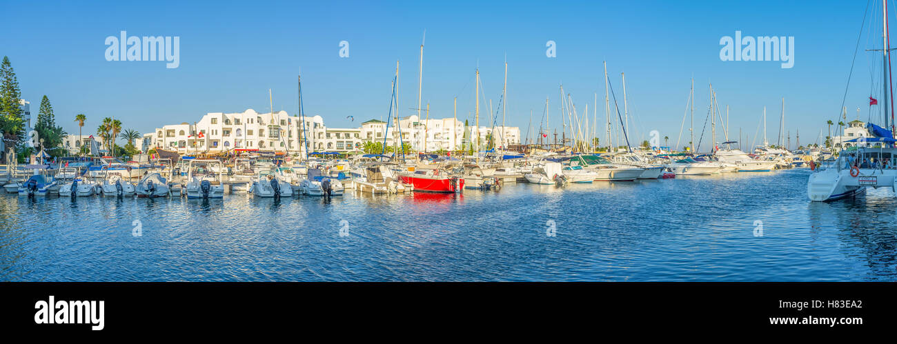 Le port moderne est le meilleur endroit pour se détendre ou faire une promenade le long de la côte, Al Cantaoui, Tunisie Banque D'Images