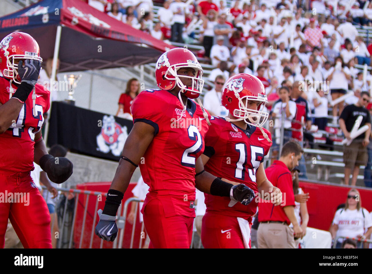 18 septembre 2009 ; Fresno, CALIFORNIE, États-Unis; Seyi Ajirotutu (2), le receveur large des Bulldogs de Fresno State, Ryan Colburn (15) et Chris carter (43), le quarterback défensive attaquent le match des Boise State Broncos au Bulldog Stadium. Boise State Banque D'Images