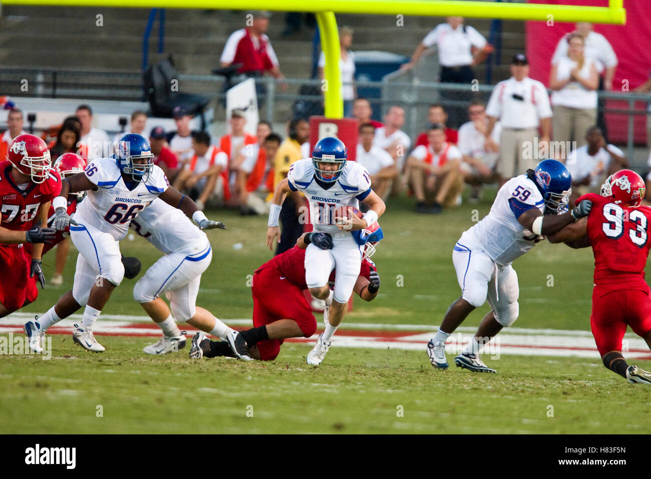 Septembre 18, 2009 ; Fresno, CA, USA ; Boise State Broncos quarterback Kellen Moore (11) est abordé par Fresno State Bulldogs attaquer défensif Kenny Borg (92) au cours du deuxième trimestre à Bulldog Stadium. Banque D'Images