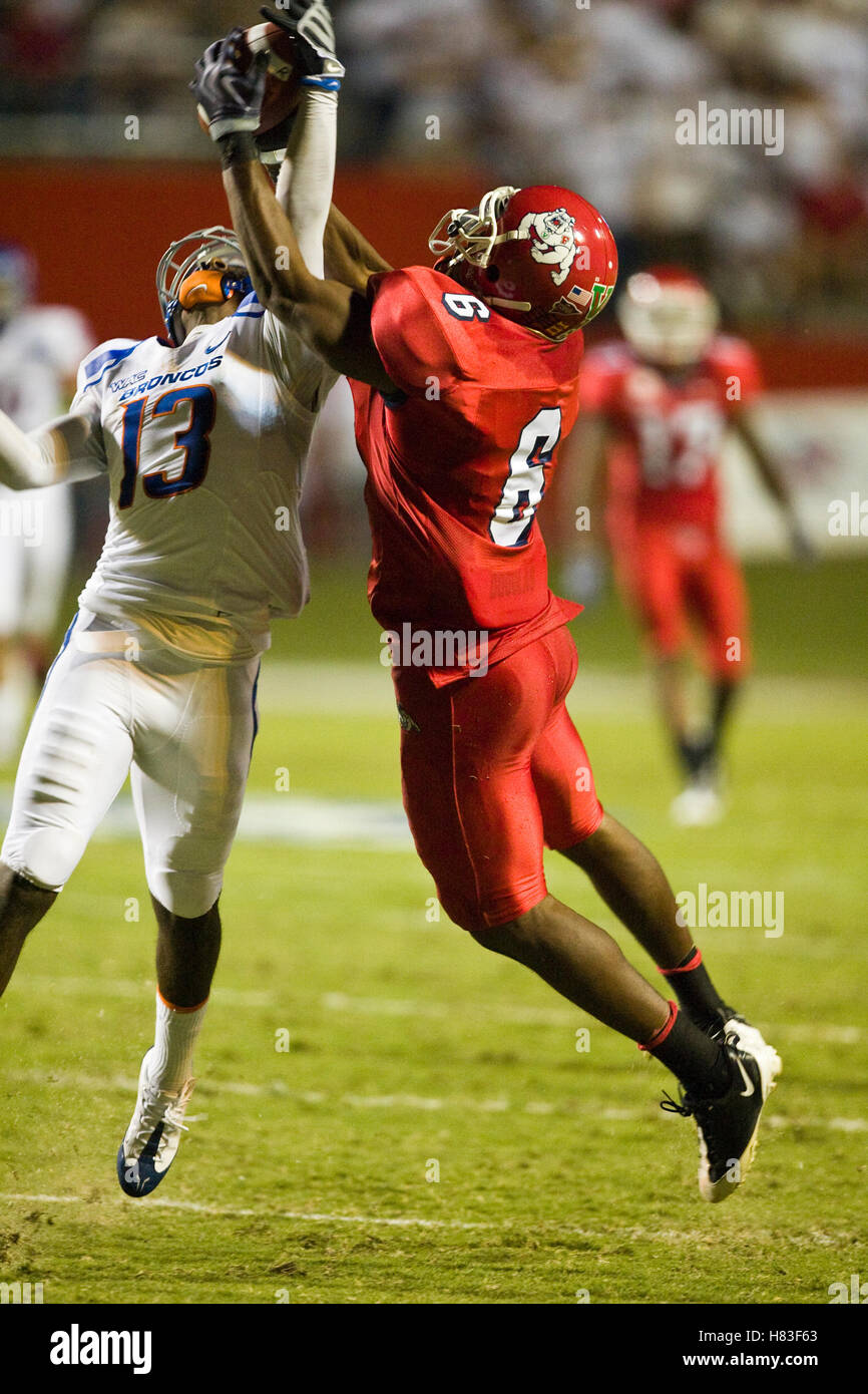 Septembre 18, 2009 ; Fresno, CA, USA ; Fresno State Bulldogs wide receiver Chastin West (6) fait une réception via Boise State Broncos Brandyn évoluait Thompson (13) au cours du troisième trimestre à Bulldog Stadium. Boise State défait Fresno State 51-34. Banque D'Images