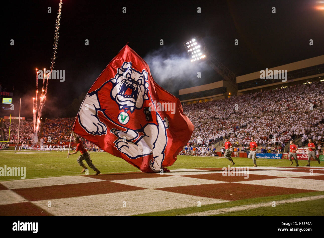 18 septembre 2009 ; Fresno, CA, États-Unis ; les Bulldogs de l'État de Fresno célèbrent après avoir réussi un touchdown contre les Broncos de l'État de Boise pendant le troisième trimestre au stade Bulldog. Boise State a vaincu Fresno State 51-34. Banque D'Images