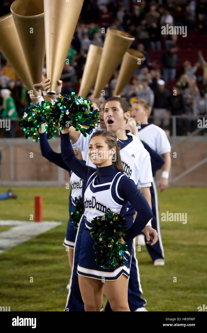 28 novembre 2009 ; Stanford, CA, USA ; Notre Dame Fighting Irish cheerleaders au cours du premier trimestre contre le Stanford Cardinal à Stanford Stadium. Stanford a défait Notre Dame 45-38. Banque D'Images