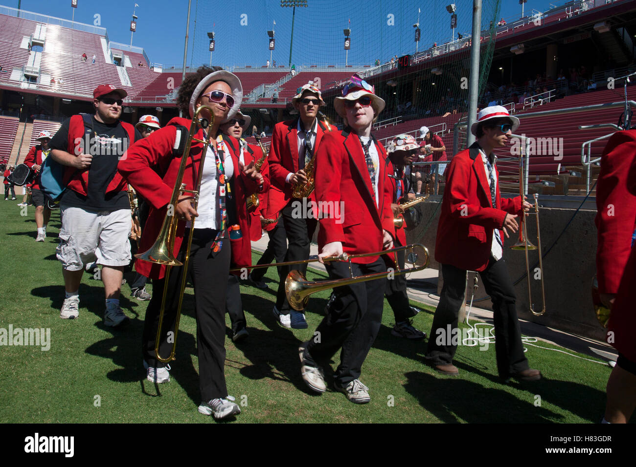 4 septembre 2010 ; Stanford, CALIFORNIE, États-Unis; les membres du groupe Stanford Cardinal entrent sur le terrain avant le match contre les Sacramento State Hornets au Stanford Stadium. Stanford bat Sacramento State 52-17. Banque D'Images