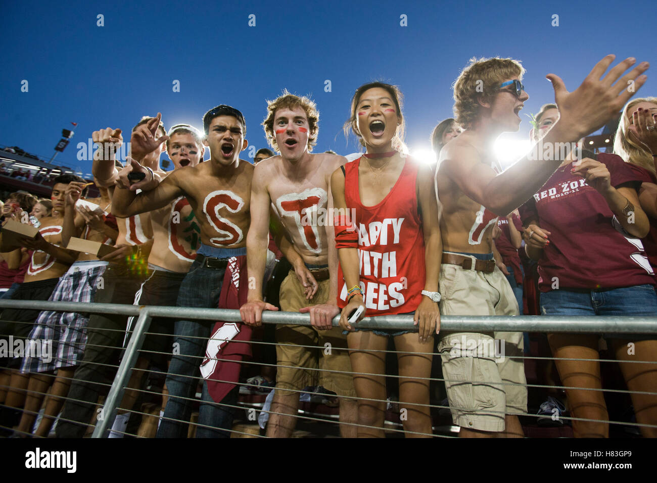 Le 18 septembre 2010, Stanford, CA, USA ; Stanford Cardinal fans bonne humeur dans les tribunes avant le match contre Wake Forest Demon diacres à Stanford Stadium. Banque D'Images