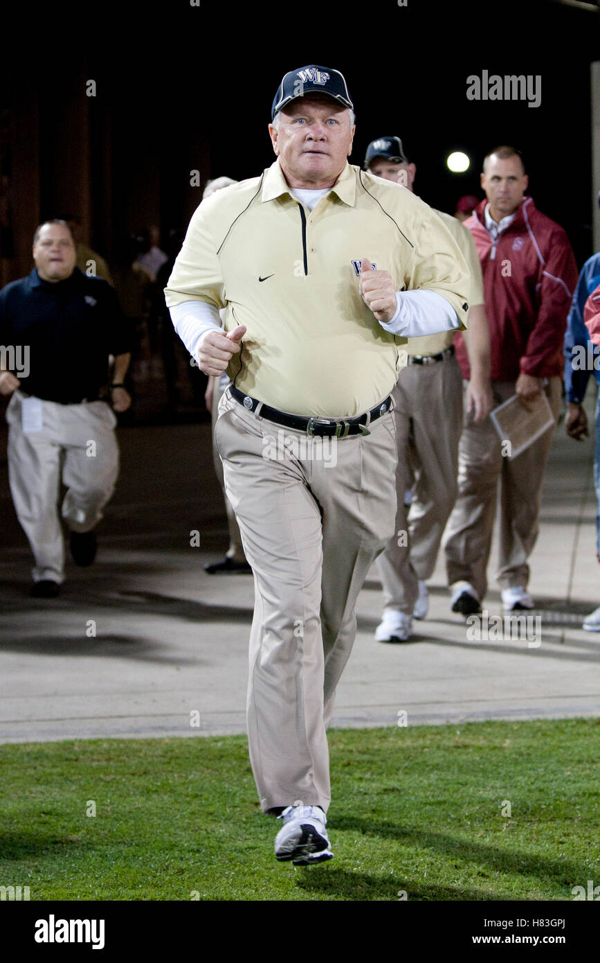 Le 18 septembre 2010, Stanford, CA, USA ; service démon des forêts les diacres l'entraîneur-chef Jim grobe entre dans le champ avant le match contre le Stanford cardinal à Stanford stadium. stanford défait 68-24 Wake Forest. Banque D'Images