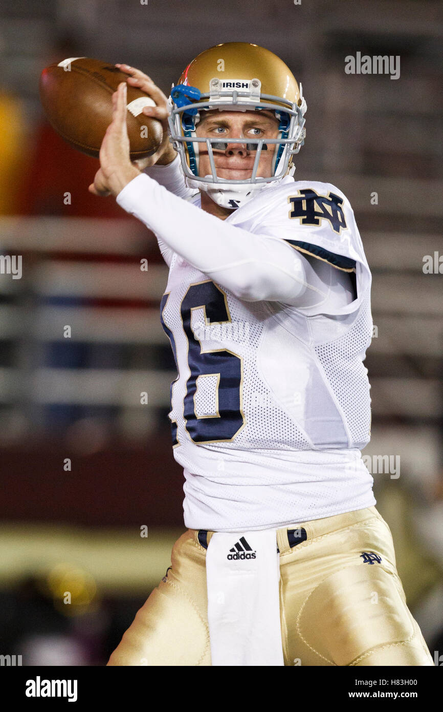 Le 2 octobre 2010, Chestnut Hill, MA, USA ; Notre Dame Fighting Irish quarterback Nate Montana (16) se réchauffe avant le match contre les Boston College Eagles à l'Alumni Stadium. Notre Dame a battu Boston College 31-13. Banque D'Images