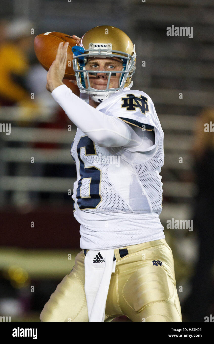 Le 2 octobre 2010, Chestnut Hill, MA, USA ; Notre Dame Fighting Irish quarterback Nate Montana (16) se réchauffe avant le match contre les Boston College Eagles à l'Alumni Stadium. Banque D'Images