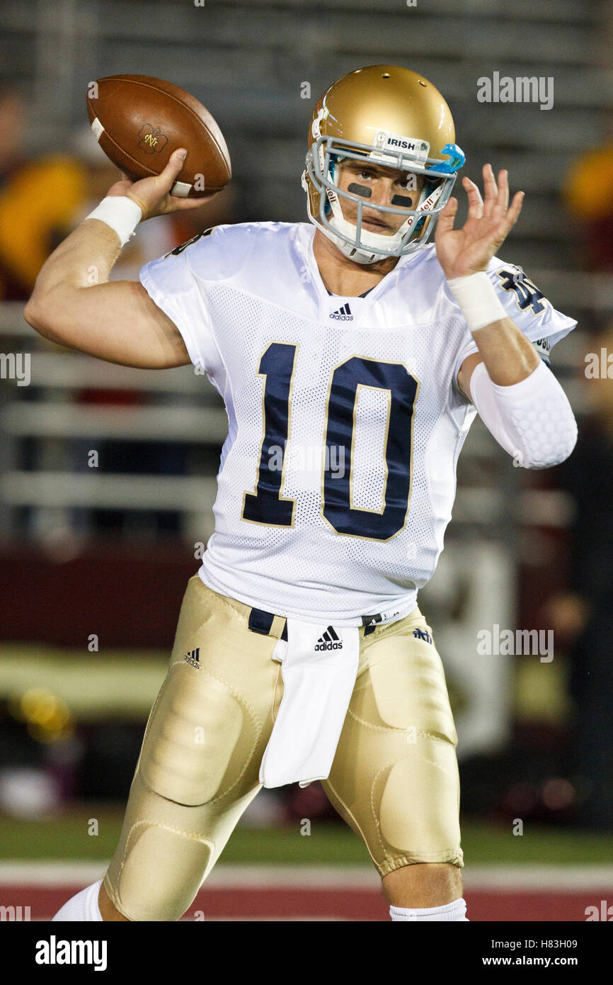 Le 2 octobre 2010, Chestnut Hill, MA, USA ; Notre Dame Fighting Irish quarterback Dayne Crist (10) se réchauffe avant le match contre les Boston College Eagles à l'Alumni Stadium. Banque D'Images