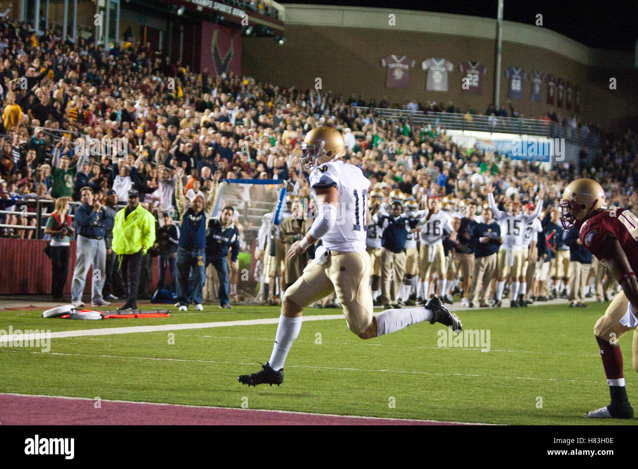 Le 2 octobre 2010, Chestnut Hill, MA, USA ; Notre Dame Fighting Irish quarterback Dayne Crist (10) marque un touchdown contre les Boston College Eagles lors du premier trimestre à l'Alumni Stadium. Banque D'Images