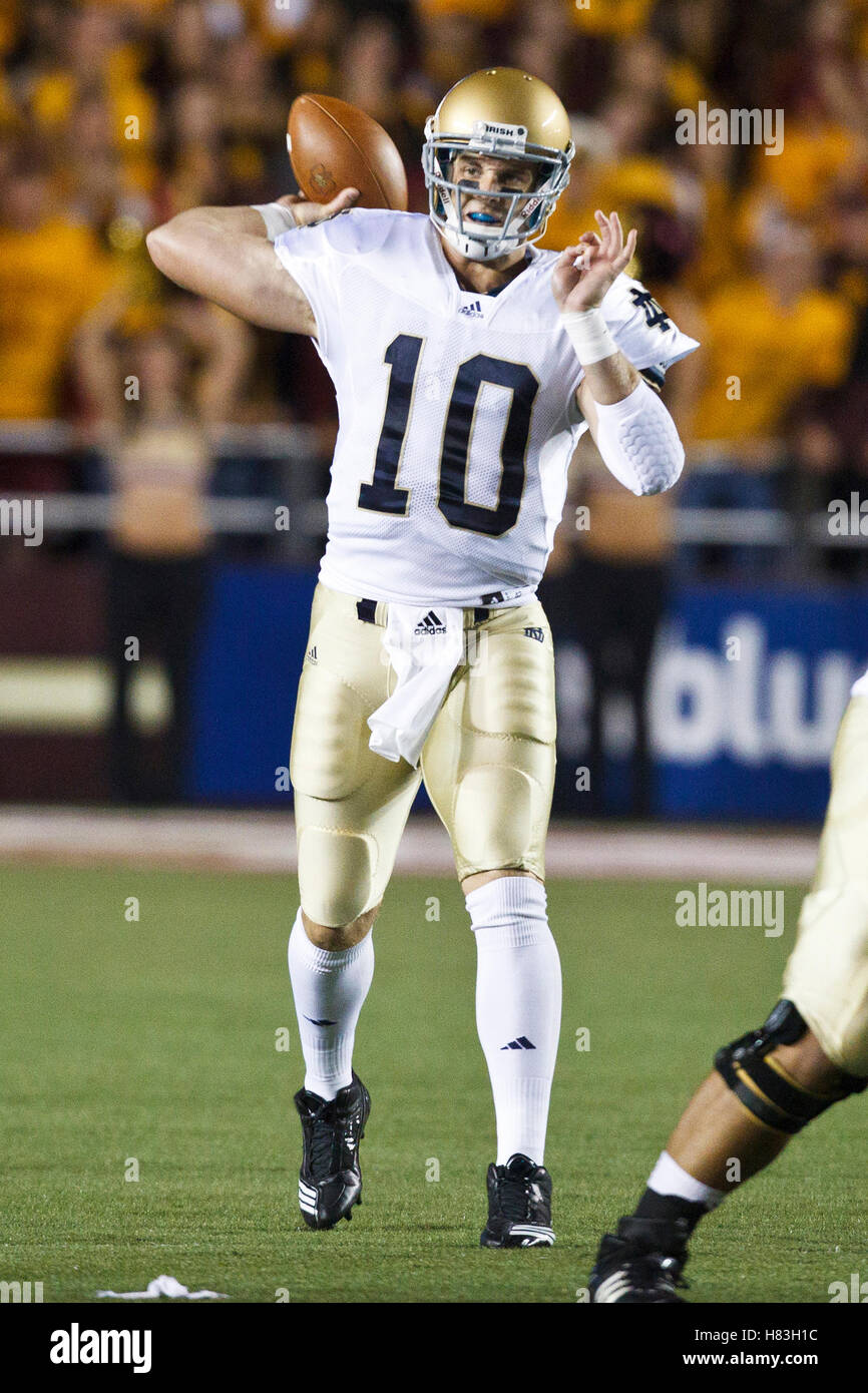 Le 2 octobre 2010, Chestnut Hill, MA, USA ; Notre Dame Fighting Irish quarterback Dayne Crist (10) lance une passe contre les Boston College Eagles lors du premier trimestre à l'Alumni Stadium. Banque D'Images