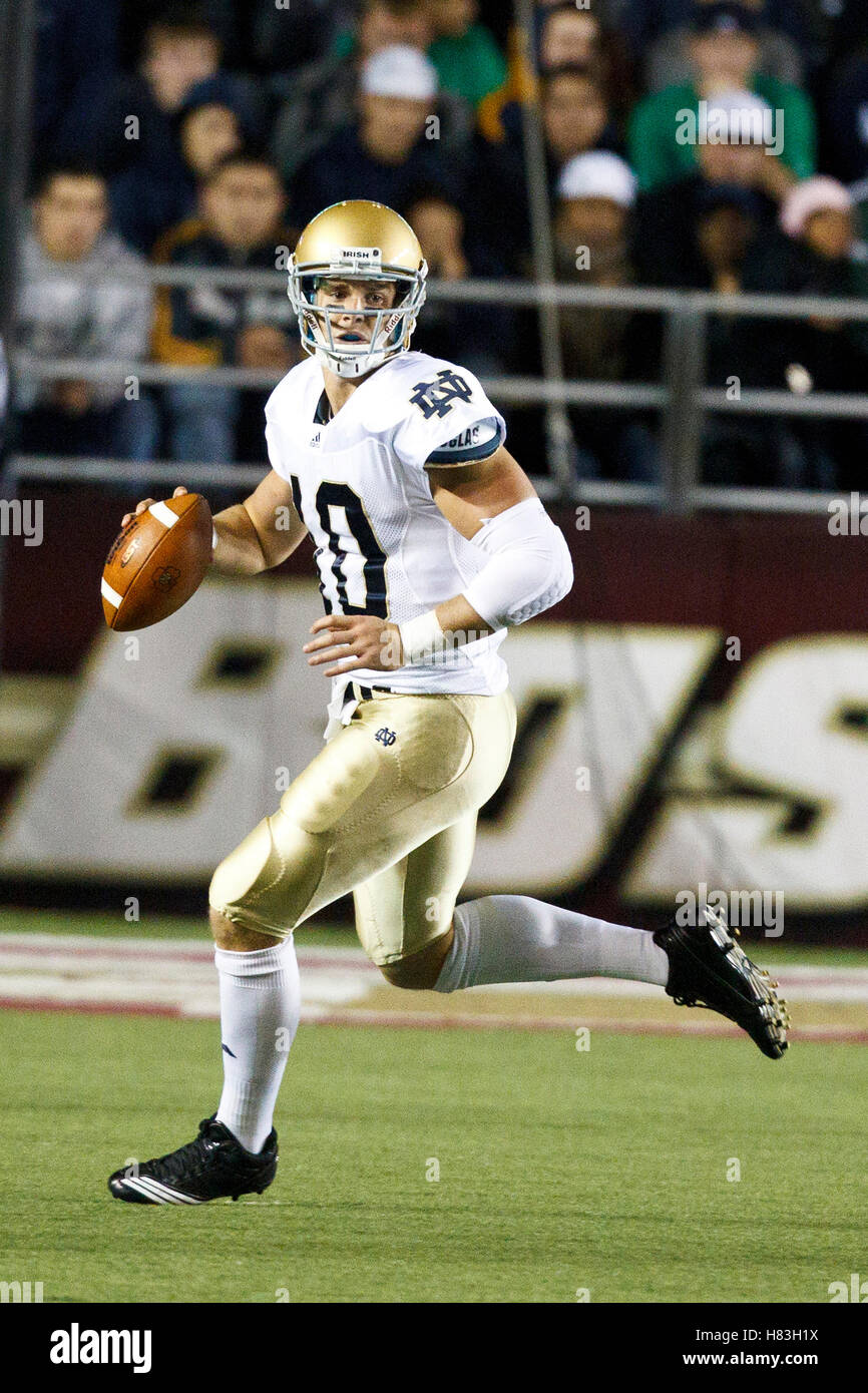 2 octobre 2010 ; Chestnut Hill, ma, États-Unis; notre Dame Fighting Irish quarterback Dayne Crist (10 ans) sort de la poche lors du troisième quart-temps contre les Boston College Eagles au stade Alumni. Notre Dame bat Boston College 31-13. Banque D'Images