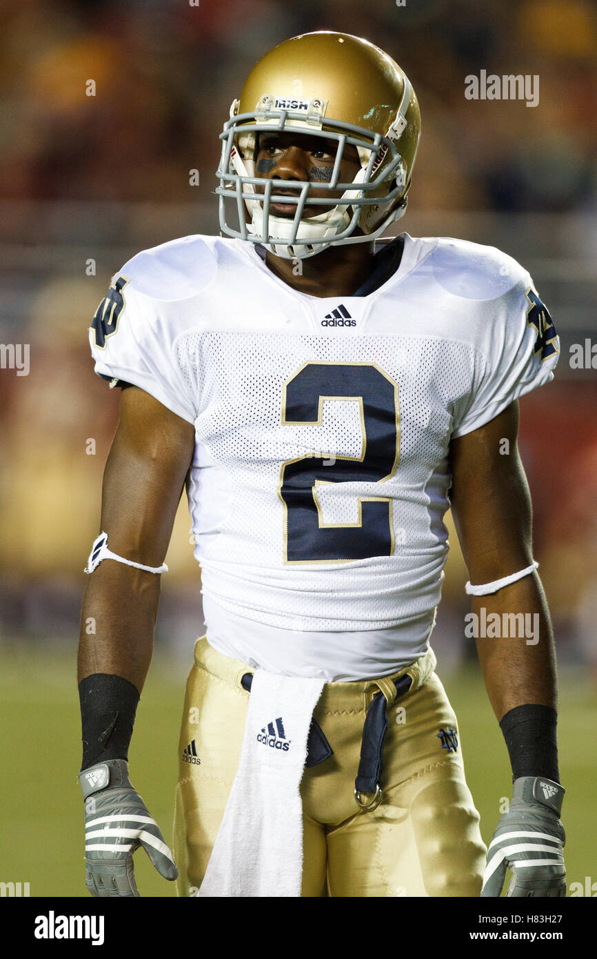 Le 2 octobre 2010, Chestnut Hill, MA, USA ; Notre Dame Fighting Irish Darrin évoluait les murs (2) lignes pour un jouer contre les Boston College Eagles au cours du quatrième trimestre à l'Alumni Stadium. Notre Dame a battu Boston College 31-13. Banque D'Images