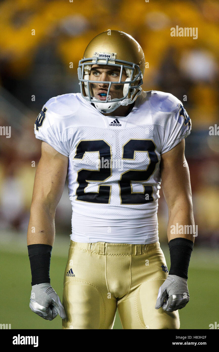 Le 2 octobre 2010, Chestnut Hill, MA, USA ; Notre Dame Fighting Irish coffre Harrison Smith (22 lignes) pour un jouer contre les Boston College Eagles au cours du quatrième trimestre à l'Alumni Stadium. Notre Dame a battu Boston College 31-13. Banque D'Images