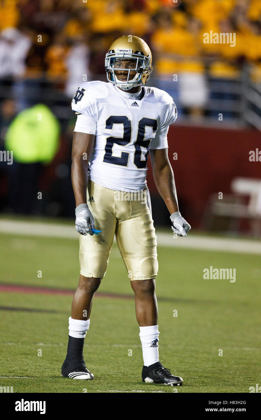 Le 2 octobre 2010, Chestnut Hill, MA, USA ; Notre Dame Fighting Irish coffre Jamoris l'abattage (26 lignes) pour un jouer contre les Boston College Eagles au cours du quatrième trimestre à l'Alumni Stadium. Notre Dame a battu Boston College 31-13. Banque D'Images