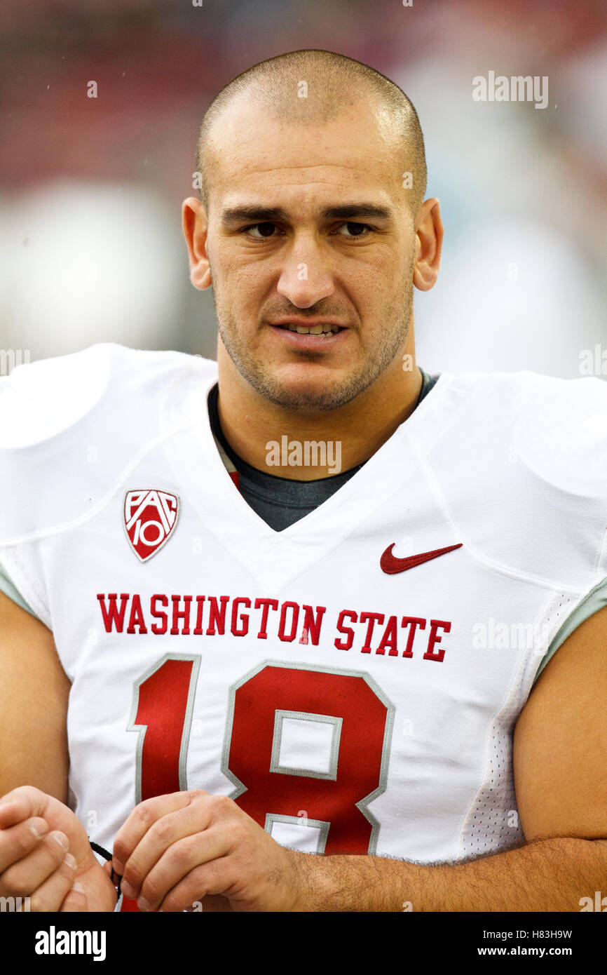 23 octobre 2010, Stanford, CA, USA, Washington state cougars kicker nico grasu (18) à l'écart contre le Stanford cardinal au cours du quatrième trimestre à Stanford stadium. stanford défait Washington state 38-28. Banque D'Images