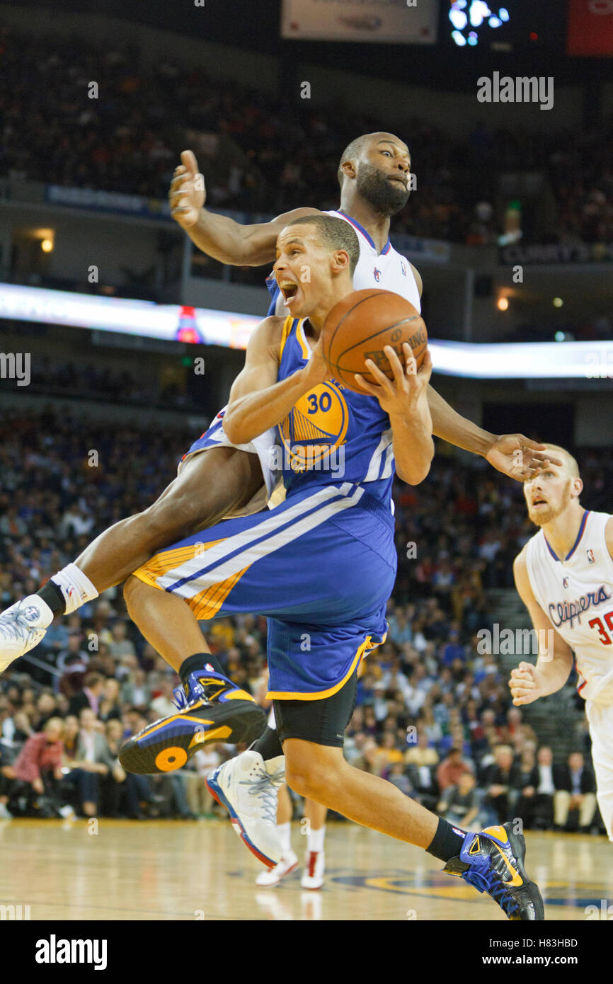 29 octobre, 2010 ; Oakland, CA, USA ; Golden State Warriors point guard Stephen Curry (30) est souillée par les Los Angeles Clippers point guard Baron Davis (5) au cours du troisième trimestre à l'Oracle Arena. Les guerriers défait les Clippers 109-91. Banque D'Images