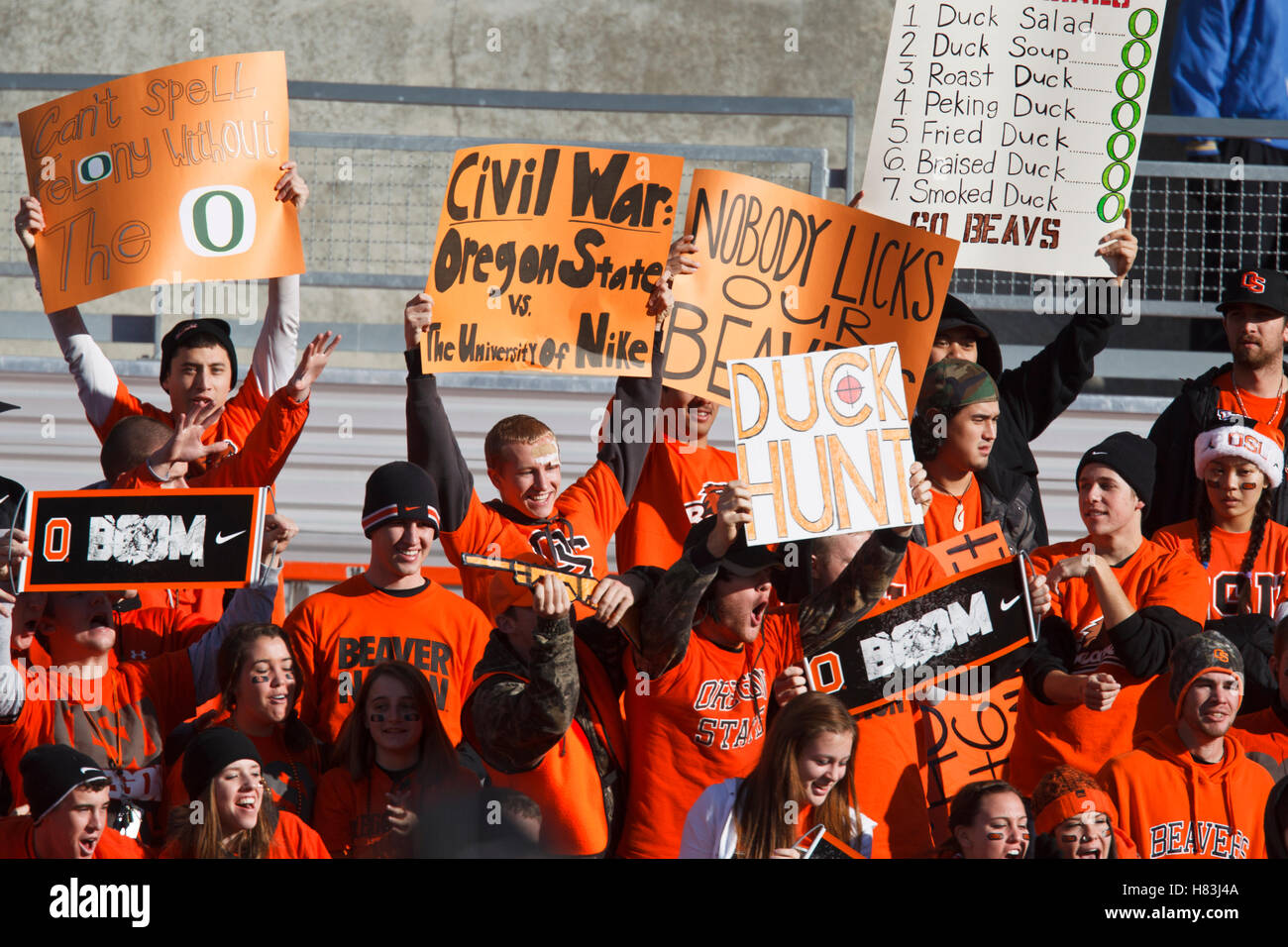 Le 4 décembre, 2010 ; Corvallis, OR, USA ; Oregon State Beavers fans tenir des pancartes dans les stands avant le match contre l'Oregon Ducks à Reser Stadium. Banque D'Images