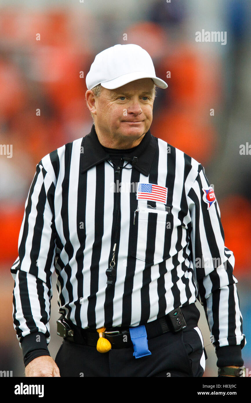 Le 4 décembre, 2010 ; Corvallis, OR, USA ; Jack arbitre NCAA Folliard au cours du troisième trimestre de l'état de l'Oregon entre les Castors et les canards de l'Oregon à Reser Stadium. Défaite de l'Oregon Oregon State 37-20. Banque D'Images