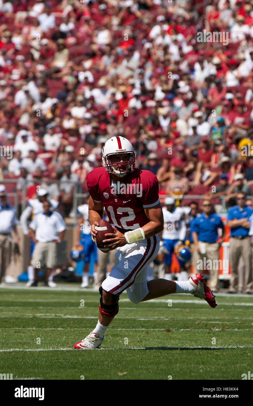 Le 3 septembre 2011, Stanford, CA, USA ; Stanford cardinal quarterback andrew luck (12) se précipite hors de la poche pour marquer un touchdown contre les san jose state spartans au cours du premier trimestre à la Stanford stadium. stanford san jose state défait 57-3. Banque D'Images