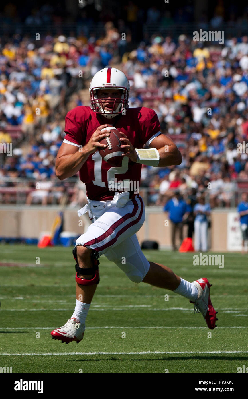 Le 3 septembre 2011, Stanford, CA, USA ; Stanford Cardinal quarterback Andrew Luck (12) rushes pour un touché à l'encontre de la San Jose State Spartans au cours du premier trimestre à la Stanford Stadium. Banque D'Images